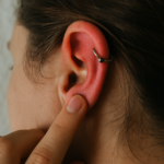 Piercing Hélix douloureux après 1 an : causes, solutions et conseils pour soulager l’irritation